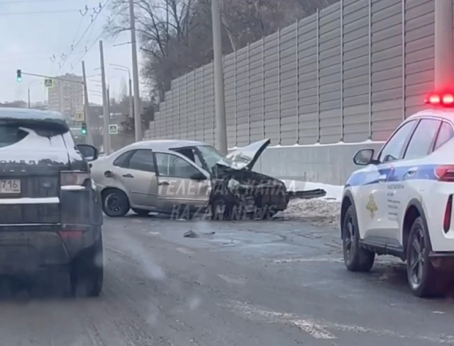 Влетел в столб: водителя «Лады» госпитализировали после ДТП на Оренбургском тракте в Казани