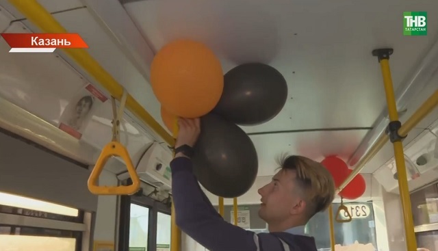 Студент из Казани на свои деньги украсил троллейбус ко Дню Победы