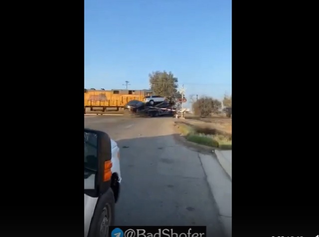 Шок-видео: поезд на полном ходу снес застрявший на ж/д путях автовоз