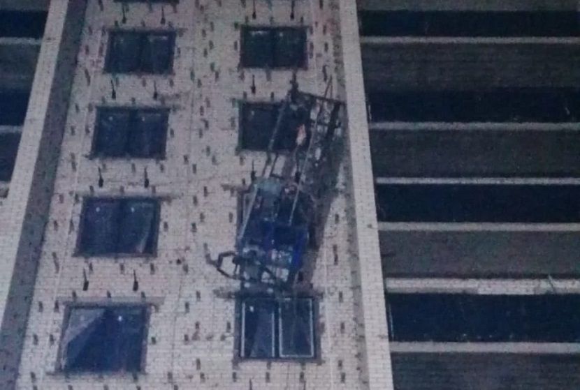 В Казани на улице Ершова сорвалась строительная люлька, два человека погибли
