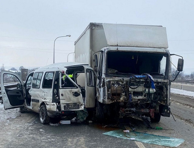 Вылетевшая на «встречку» автоледи погибла при столкновении с грузовиком на трассе в РТ