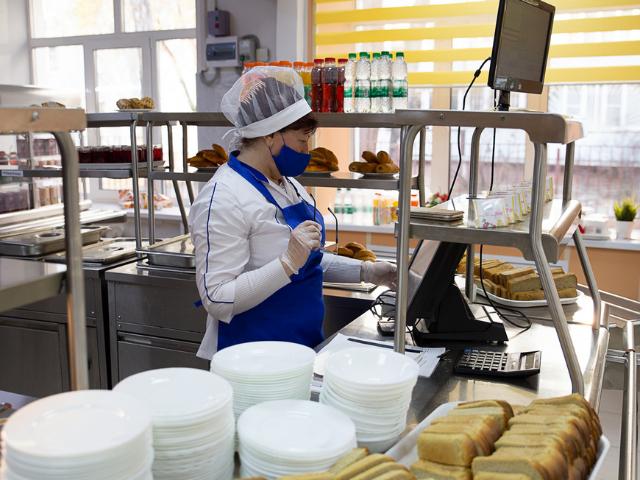 В Казани учеников школ-интернатов кормили просроченными продуктами