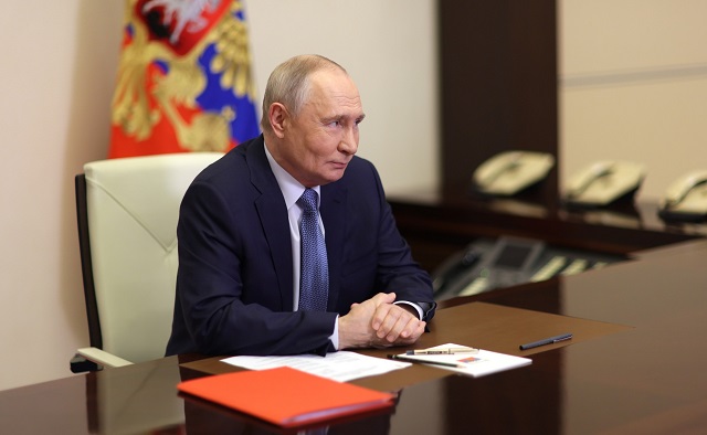 Владимир Путин Россия — АСЕАН саммитында катнашу өчен Казанга килде