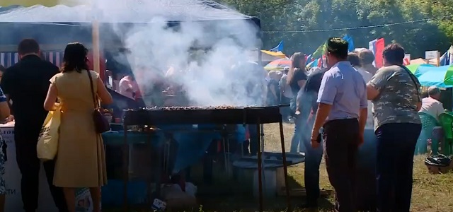 Сабантуйда бер баланың гомере пылау ашап өзелгән