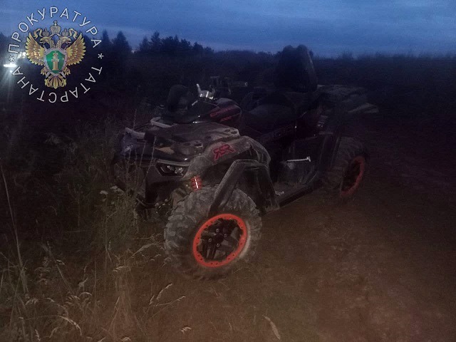 Два человека погибли, перевернувшись на квадроцикле в Татарстане