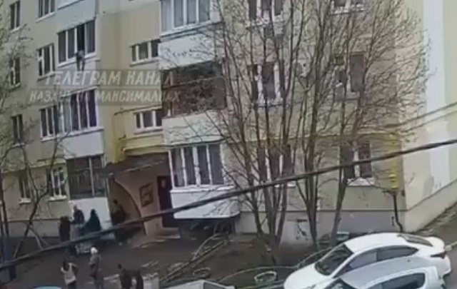 Казанда балконнан егылган хатын-кызны шаһитлар тотып калган