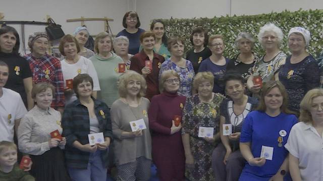 «СВОих не бросаем»: волонтеры Татарстана плетут сети и шьют одежду бойцам СВО