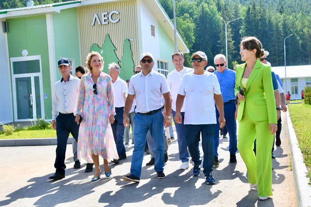 Минниханов посетил отремонтированный детский лагерь «Сосенка» в Кукморском районе