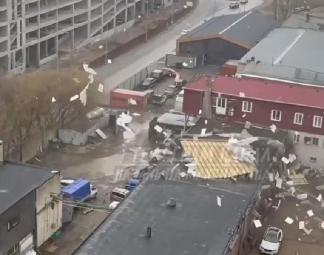 Штормовой ветер снес часть кровли здания в Казани — видео