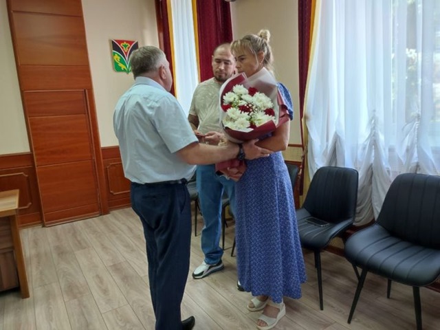 В Лениногорске матери погибшего бойца вручили удостоверение к ордену Мужества