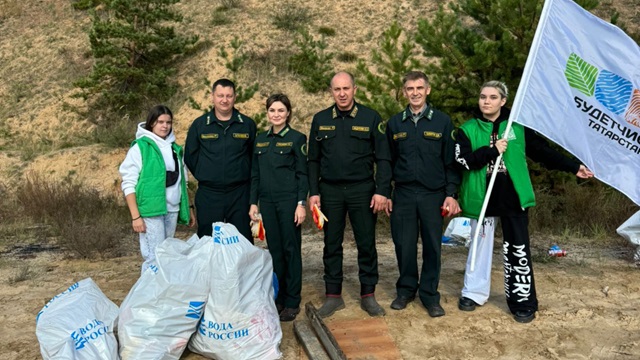 В рамках квест-игры на озере Изумрудное собрали 831 кг мусора