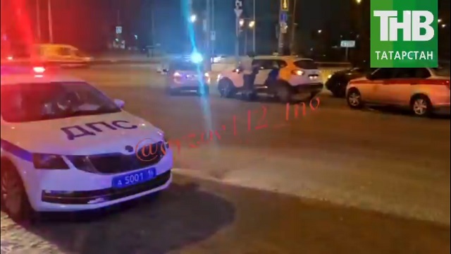 Казанда исерек ата-ана 4 баласын каршеринг багажнигында йөрткән