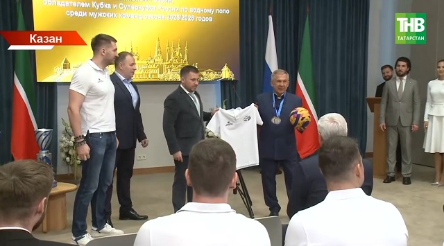 Рөстәм Миңнеханов Россия Кубогын яулаган "КОС-Синтез" су полосы буенча команданы кабул итте