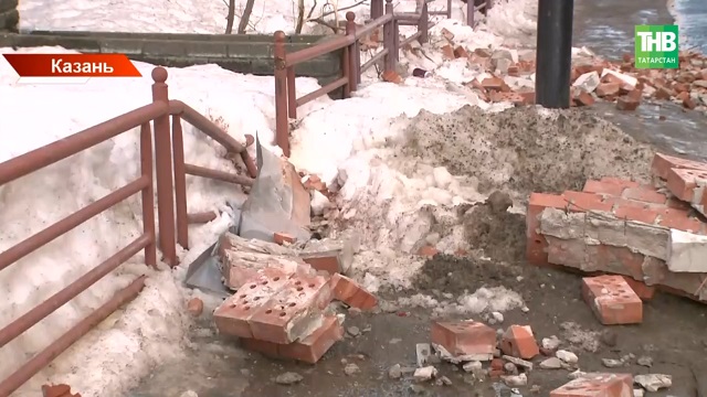 Снежные глыбы и рухнувший фронтон: кто ответит за опасные крыши в Татарстане