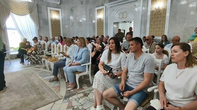 «Человек жив, пока жива о нём память»: в Нижнекамске наградили родных бойцов, павших в зоне СВО