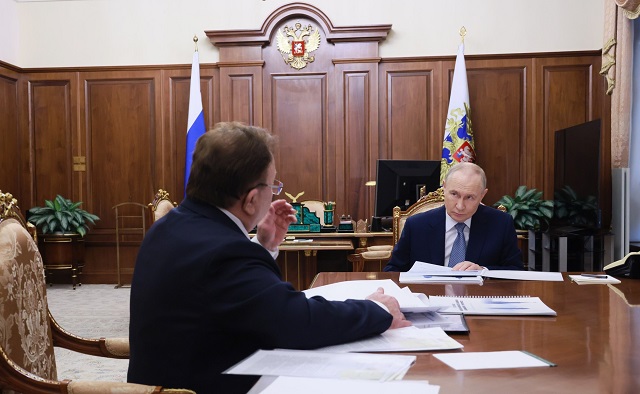 Путин потребовал от всех глав регионов держать на личном контроле семьи бойцов СВО