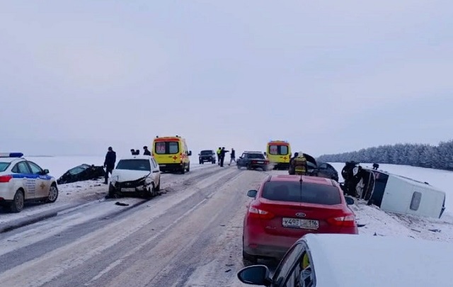 Микроавтобус с рабочими вылетел с трассы в Татарстане в результате массового ДТП