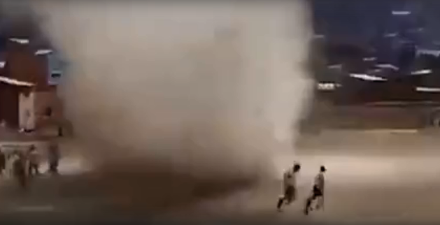 Смерч в Боливии раскидал футболистов по полю – видео