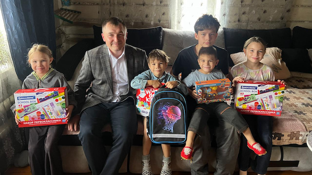 Главврач Мамадышской ЦРБ поздравил детей бойца СВО с Днем знаний