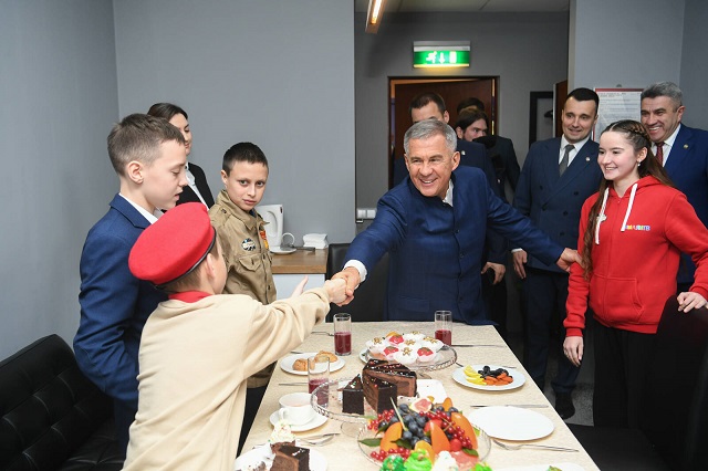 Минниханов поздравил с Новым годом детей на Республиканской елке