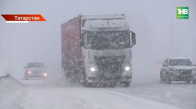 Дороги Татарстана постепенно открывают после снегопада — но риски остаются