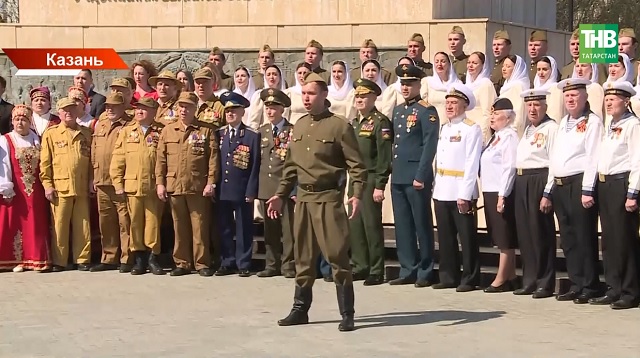 «Песни наших отцов»: в казанском парке Победы более 100 человек спели хором на двух языках