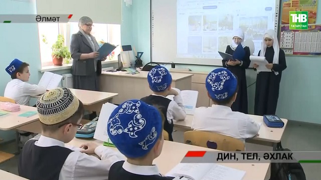 Түләүле мөселман мәктәпләре Республикада кем карамагында һәм кем мәнфәгате өчен эшли?