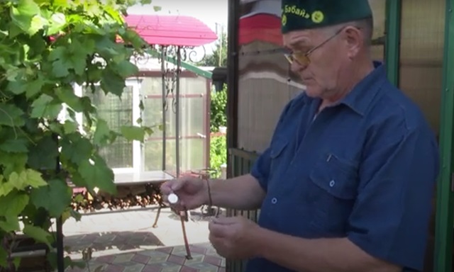 Житель Татарстана делает монеты-обереги для участников СВО