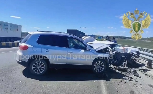В ДТП на трассе М-12 в Татарстане погибла женщина, пострадали семеро, включая детей