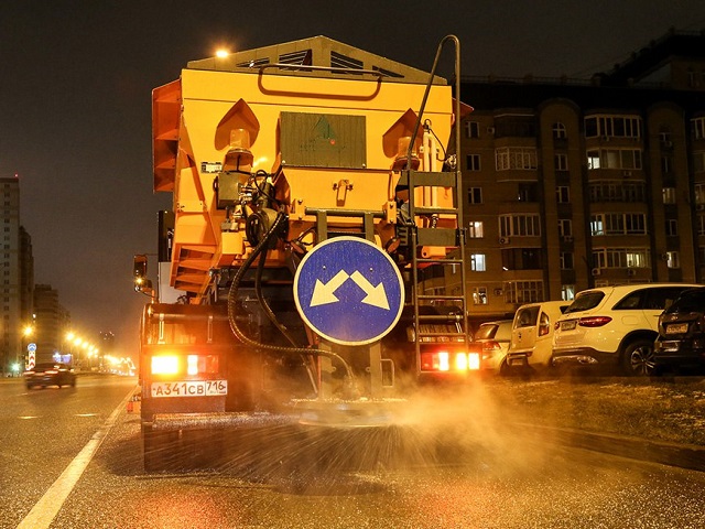 Төнлә Казан урамнарына бозлавыкка каршы 237 тонна материал сибелгән