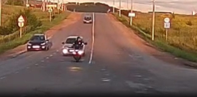 Байкера подбросило в воздух: 20‑летний водитель «Калины» врезался в мопед в Альметьевске
