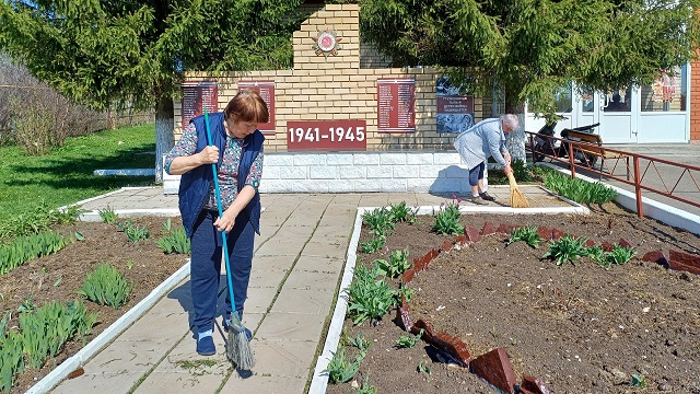 «Не просто уборка, а вклад в память»: в Бавлинском районе привели в порядок воинские мемориалы