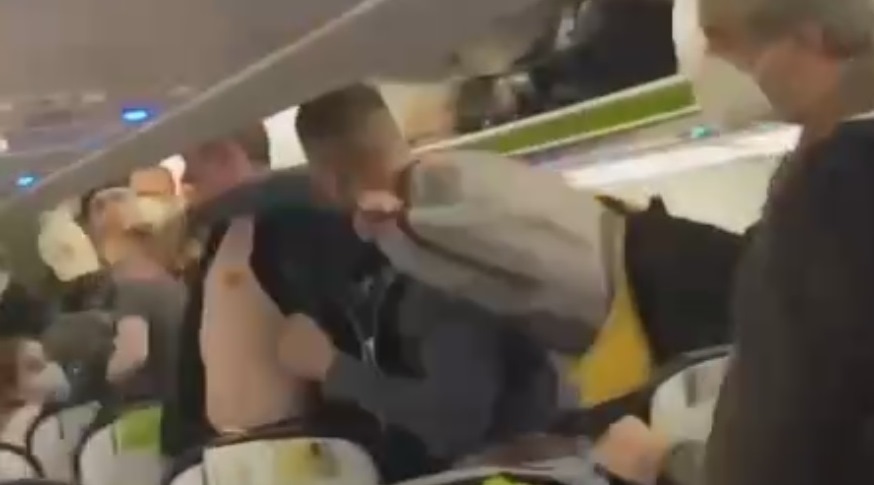 Дебош пьяных пассажиров на борту самолета попал на видео