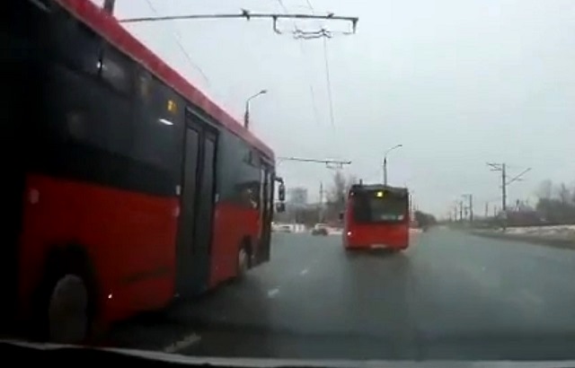 В Казани переполненные пассажирами автобусы устроили гонки – видео