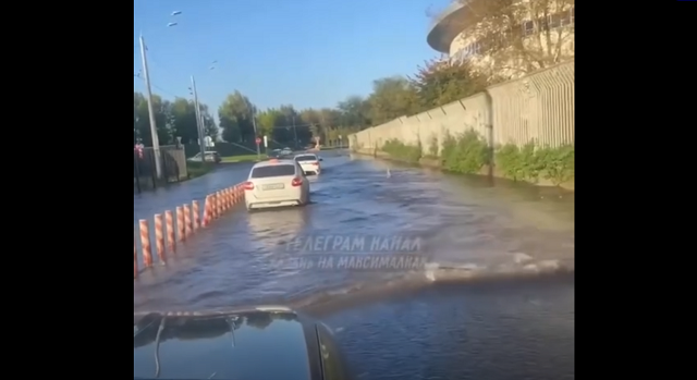 Прорыв водопровода в центре Казани подтопил улицы - видео