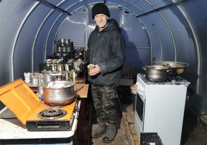 Әлмәт пенсионеры алгы сызыкка меңнән артык окоп шәме әзерләгән