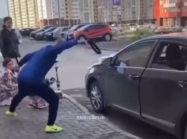 Видео: мужчина с ремнем разогнал устроивших автопати во дворе девушек