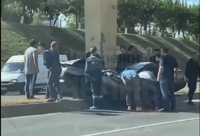 Компания молодых людей врезалась в опору моста в Набережных Челнах – видео