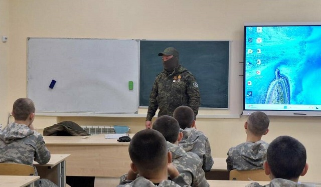 Боец с позывным Казань встретился с кадетами в Нижнекамске