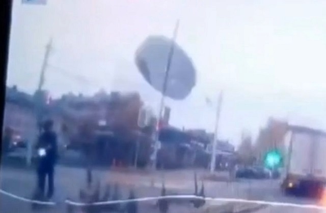 В Татарстане на видео попало, как оторванное колесо чудом не убило людей