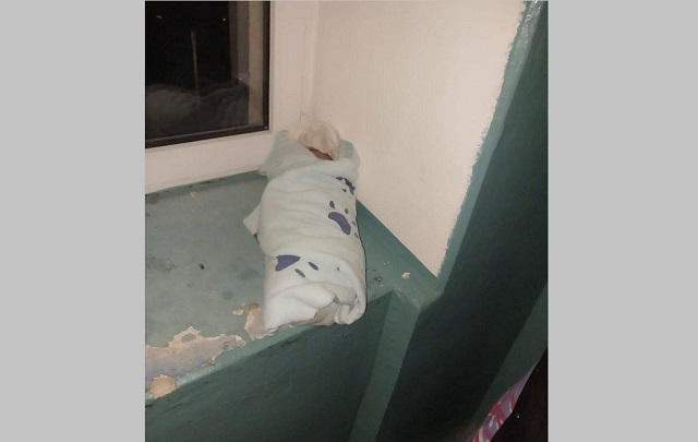 Новорожденного нашли на полу в подъезде дома в Альметьевске, прокуратура начала проверку