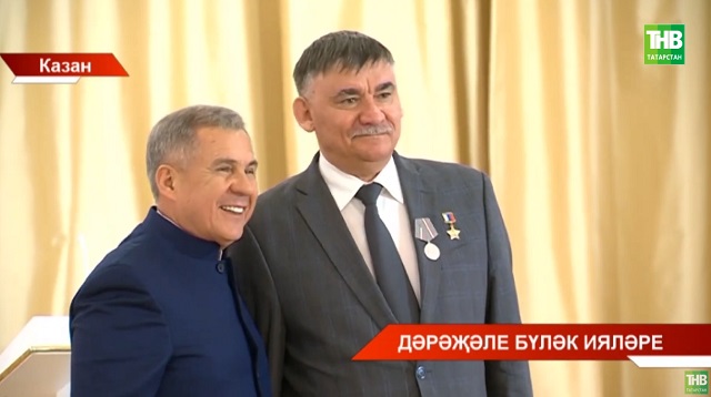 Рөстәм Миңнеханов үз һөнәрләренең осталарына дәүләт бүләкләре тапшырды - видео