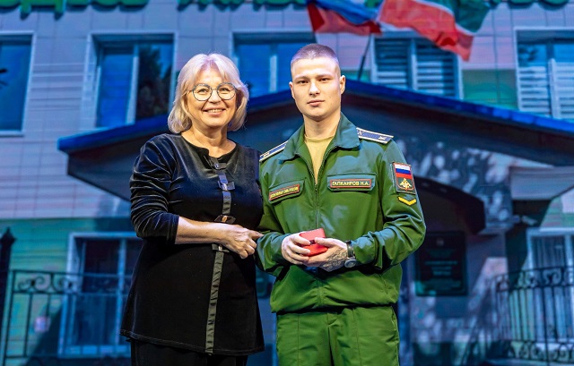 Подарок к юбилею: выпускнику детдома – бойцу СВО из РТ вручили ключи от квартиры 