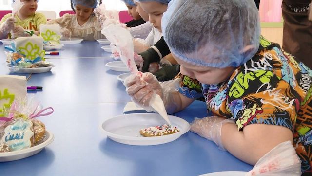 «Чтобы солдату стало теплее»: нижнекамские дети испекли пряники для бойцов СВО
