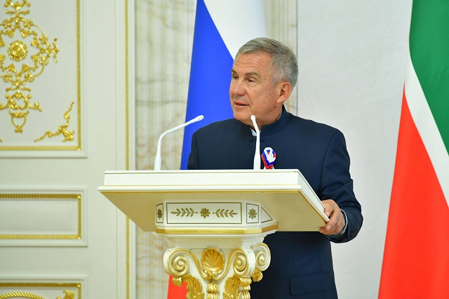 «Гордимся великой страной»: Минниханов поздравил татарстанцев с Днем России