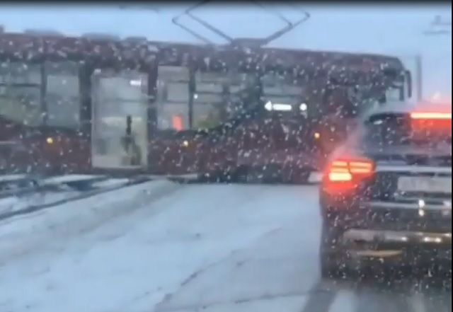 Видео: В Казани сошедший с рельсов трамвай спровоцировал пробку