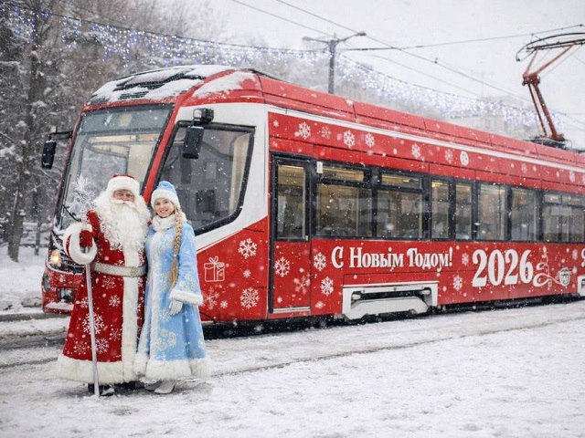 Казанда Кыш бабай һәм Кар кызы белән бизәлгән трамвай йөри