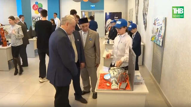 Чак-чак от Терешковой и гагаринский заплыв: фестиваль «Зиһангирлар» прошел в казанском лицее