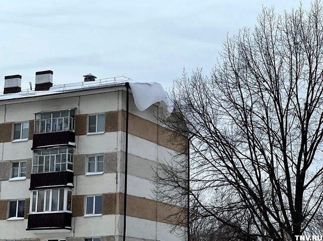 Экспертный разбор: кто несет ответственность за упавшие сосульки с крыш и балконов