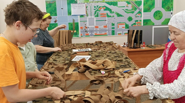 Волонтеры Татарстана проводят мастер-классы по плетению масксетей в зону СВО